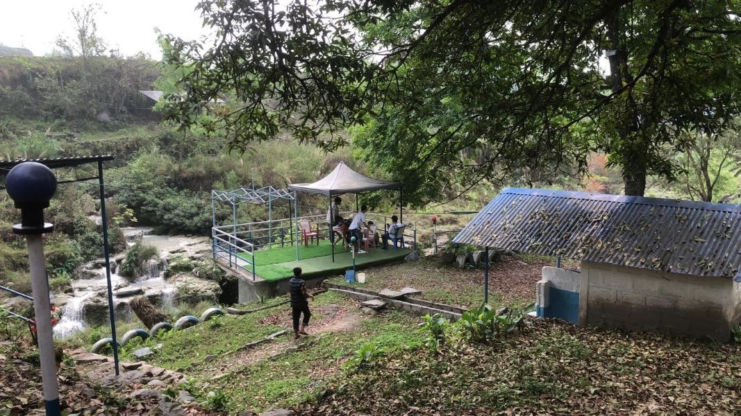 Tree house restaurant at Majheri Manzil Resort