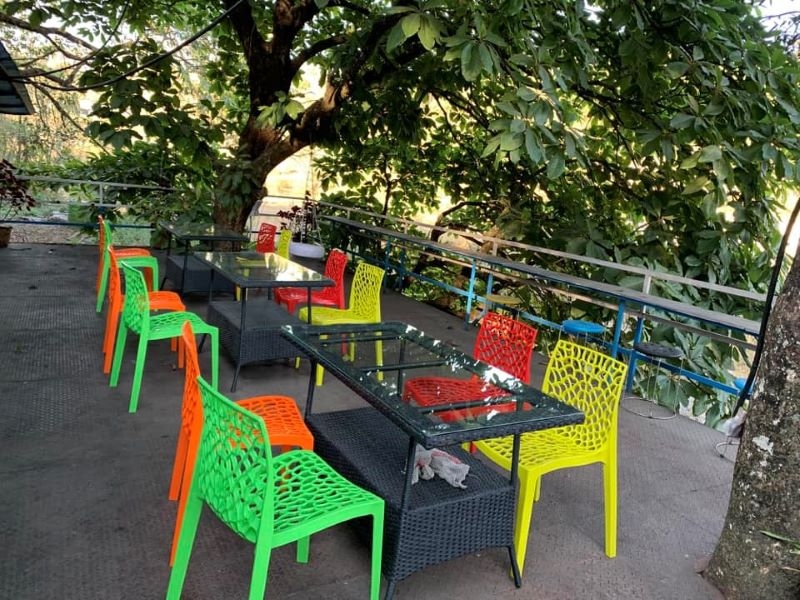Tree house restaurant at Majheri Manzil Resort
