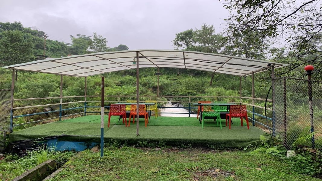 Outdoor dining at Majheri Manzil Resort